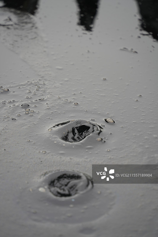 克拉玛依黑油山油井油池油泡石油原油高角度视图图片素材