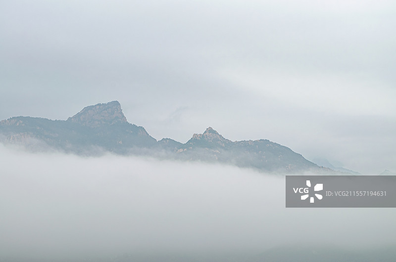 中国城市市风光拍摄主题，山东省泰安市泰山区，傲徕峰山峰山顶和半山腰的云海，户外白昼无人图像摄影图片素材