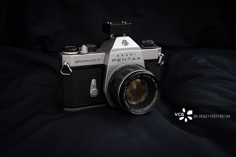 黑色背景下的宾得 PENTAX SPF图片素材