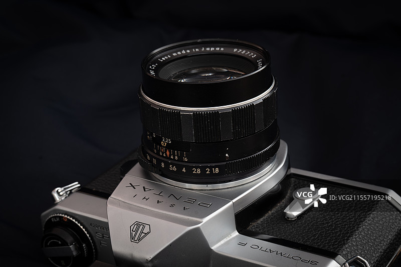 黑色背景下的宾得 PENTAX SPF图片素材