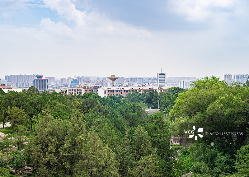 中国非都市风光拍摄主题，山东泰安国内著名景点泰山风景区，虎山公园大坝和梳洗河，户外白昼无人图像摄影图片素材