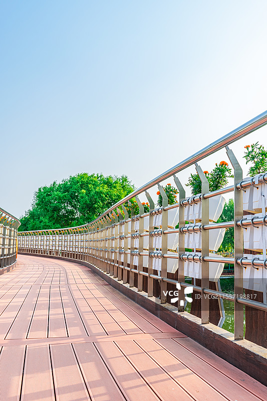 中国非都市风光拍摄主题，山东省泰安市泰山天平湖公园风景区，古代建筑木质亭子和两侧的不锈钢栏杆图片素材