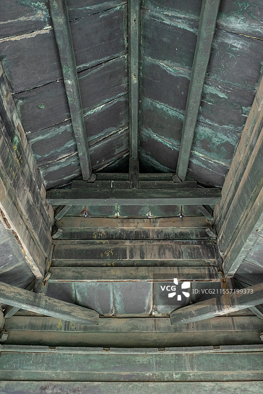 中国山东泰安著名景点泰山旅行旅游目的地，泰山第一行宫岱庙，低视角仰拍古老的铜亭，户外白昼无人图像摄影图片素材