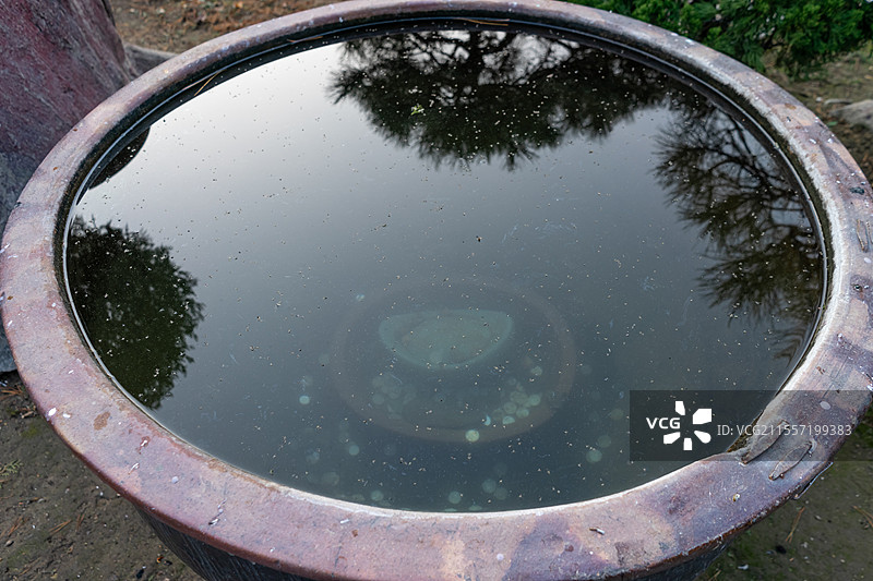 中国山东省泰安市泰山区泰山旅游景区著名景点，岱行宫里的生铁门海大水缸，户外无人图像摄影图片素材