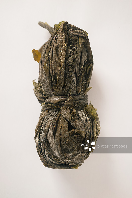 白色背景上的海带特写图片素材