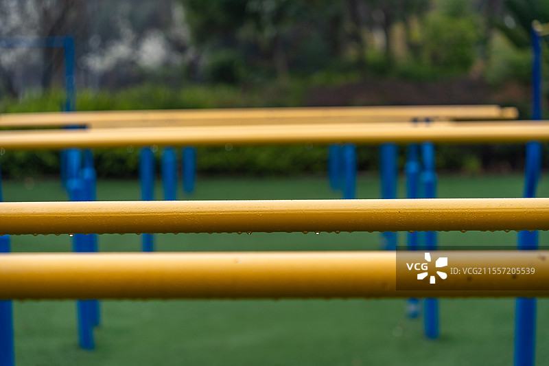 足球场上的双杆雨滴图片素材