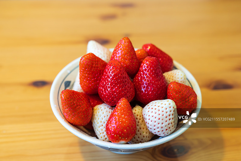 草莓，strawberry，植物界，被子植物门，木兰纲，蔷薇目，蔷薇科，草莓属，桌子上的一碗草莓图片素材