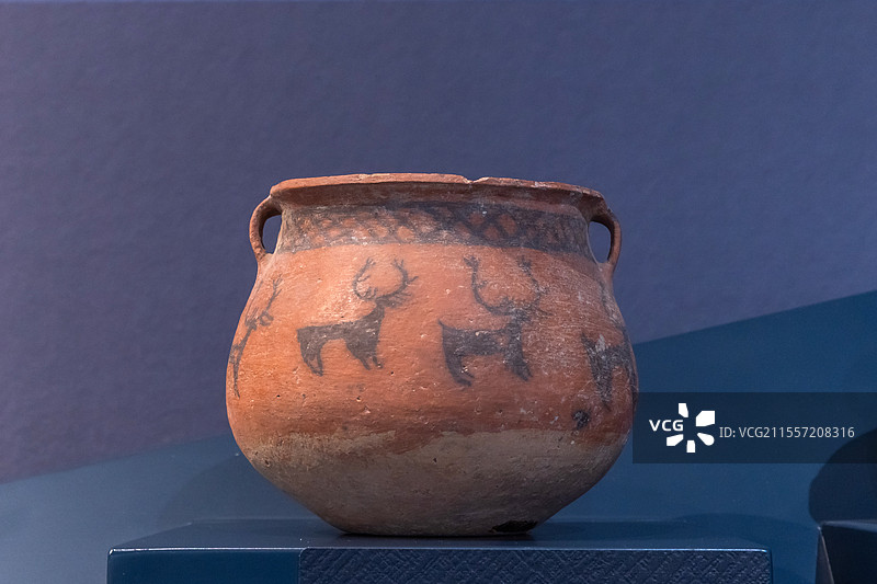 青海省博物馆鹿纹彩陶罐青铜时代卡约文化距今3500-2600年循化阿哈特拉墓地出土图片素材