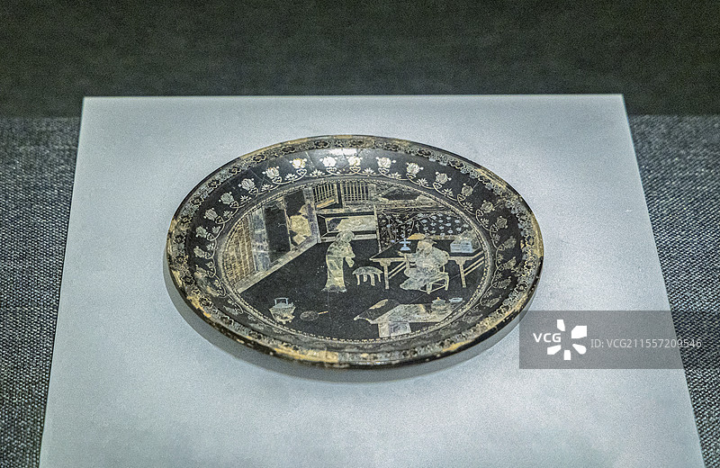 江苏省南京博物院“观天下—大明的世界”展：黑漆嵌螺钿义侠记故事图盘（明末清初，南京博物院藏）图片素材