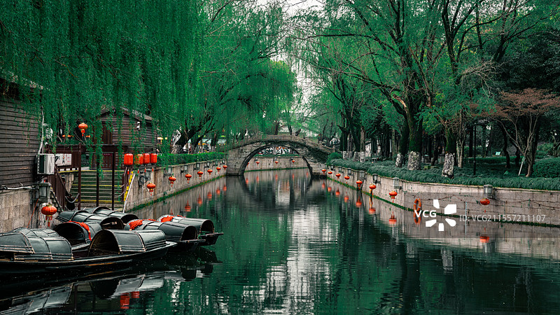 浙江绍兴小桥乌篷船风光图片素材