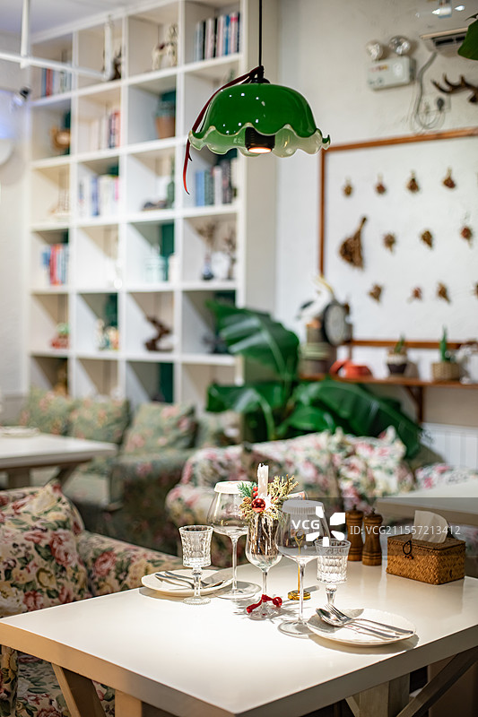中国现代化私房菜西式西方餐厅拍摄主题，餐馆饭店饭馆酒店烛光晚餐和装饰品，室内无人图像摄影图片素材