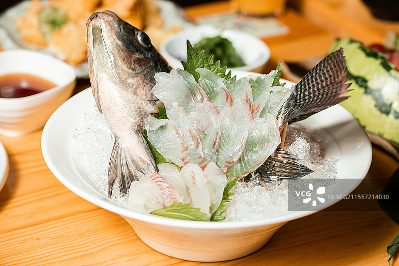 日料刺身生鱼片海鲜拼盘现开生蚝日料放题畅吃自助餐三文鱼海胆刺身金枪鱼北极贝生蚝刺身鱼籽甜虾牡丹虾鲷鱼图片素材
