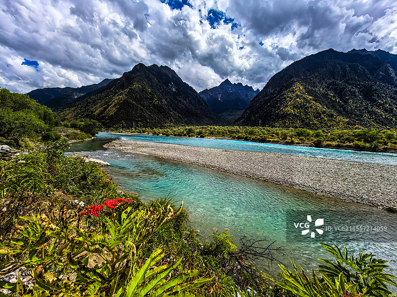 林芝巴河秋天的优美风景图片素材