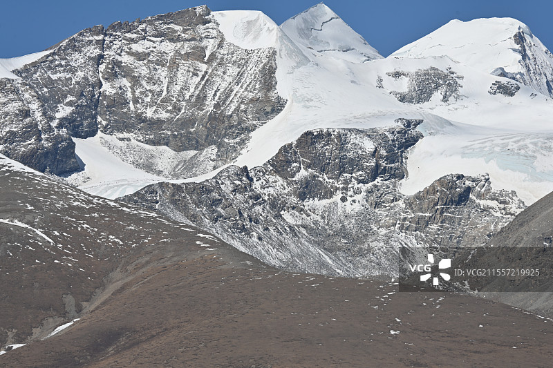 纳木错湖边唐古拉山雪山巍峨图片素材