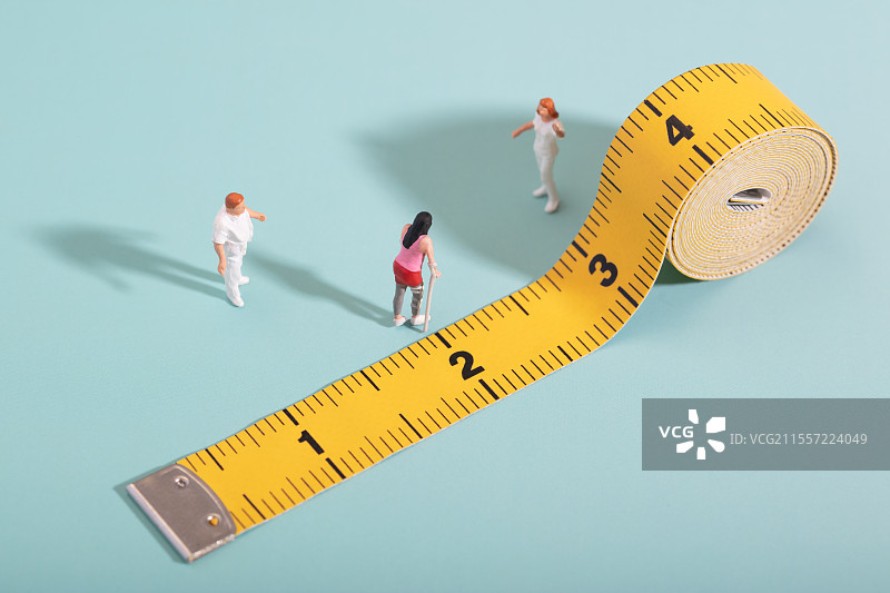 微缩创意骨折的患者在做康复训练图片素材