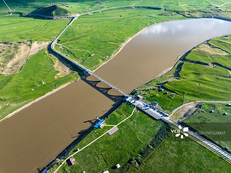 航拍甘肃省甘南藏族自治州玛曲黄河第一湾图片素材