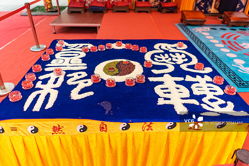 中国泰山道教九皇斋节日庆典，法坛上燃烧的蜡烛五谷杂粮做的阴阳乾坤八卦图，户外白昼无人图像摄影图片素材