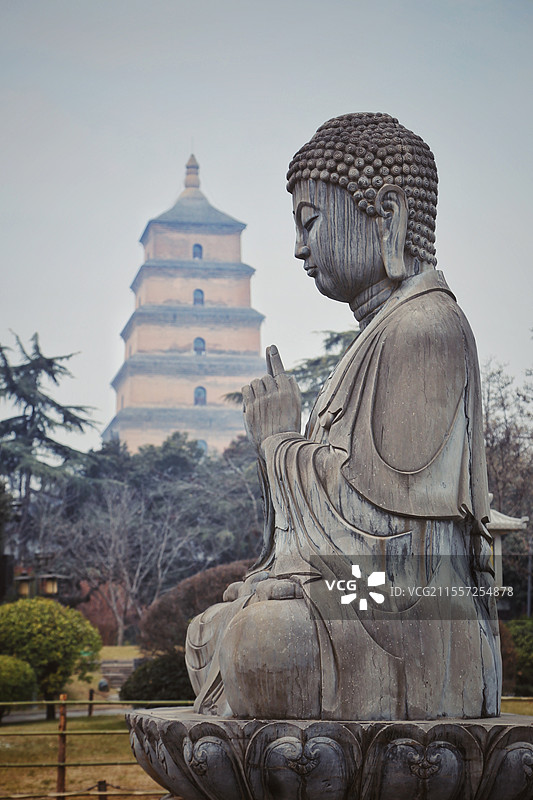 陕西西安大雁塔和如来佛祖图片素材