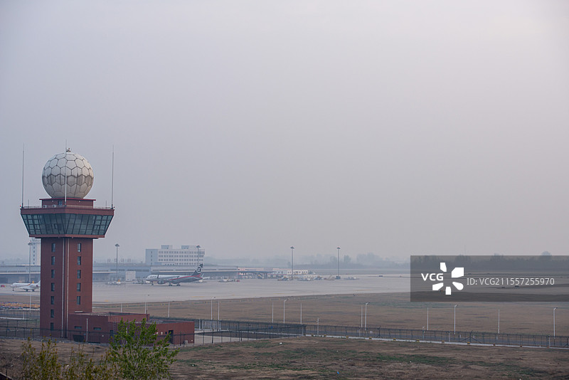 早晨轻微雾霾中的石家庄机场指挥塔图片素材