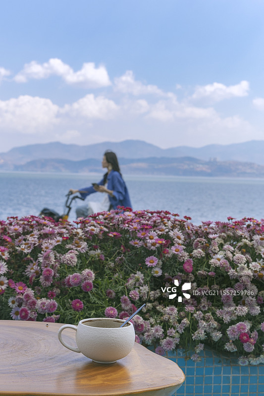 洱海咖啡与骑行少女图片素材
