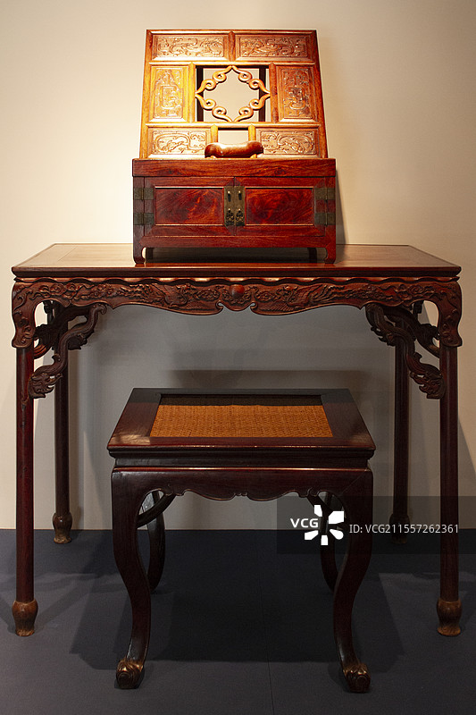 黄花梨折叠式镜台束腰罗锅枨方凳展腿式半桌三件套图片素材