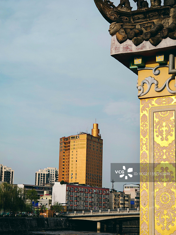 成都锦江边的金色楼宇图片素材