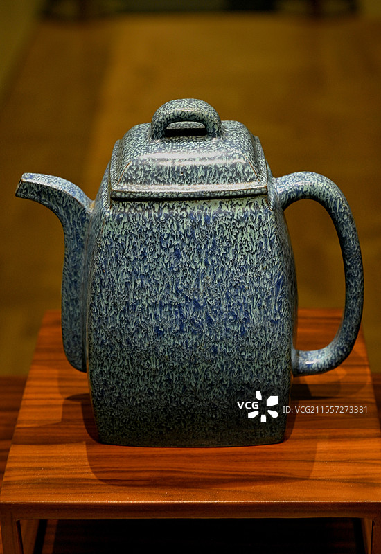 钧釉紫砂汉方壶图片素材