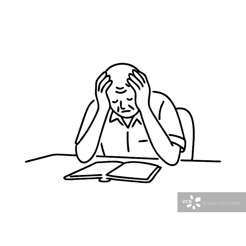 一位年长的亚洲男性坐在桌子旁， resting his head。图片素材