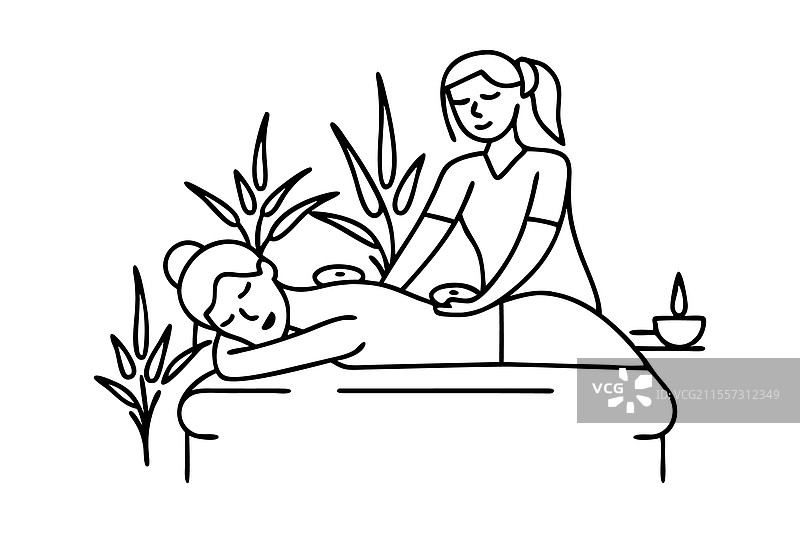女性在一个地方接受放松的背部按摩图片素材
