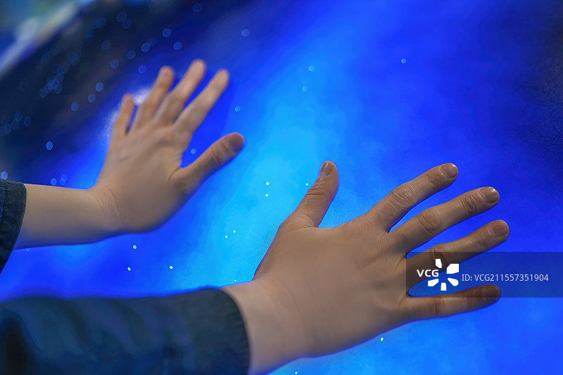 探索宇宙：双手触摸充满活力的宇宙背景图片素材