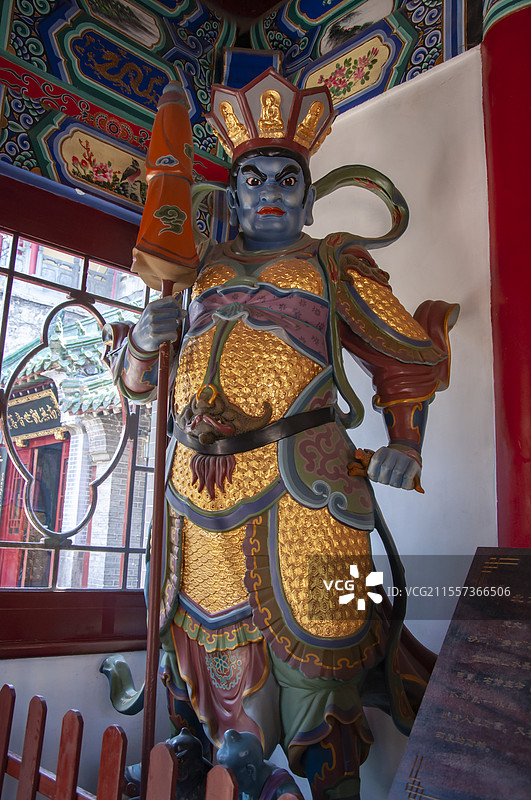 寺庙内的北方多闻天王雕像图片素材