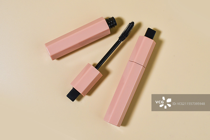 彩妆产品——粗刷头金属六棱柱黑色睫毛膏图片素材