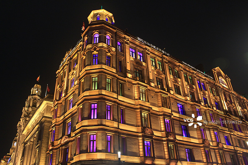 上海外滩建筑群夜景-和平饭店图片素材