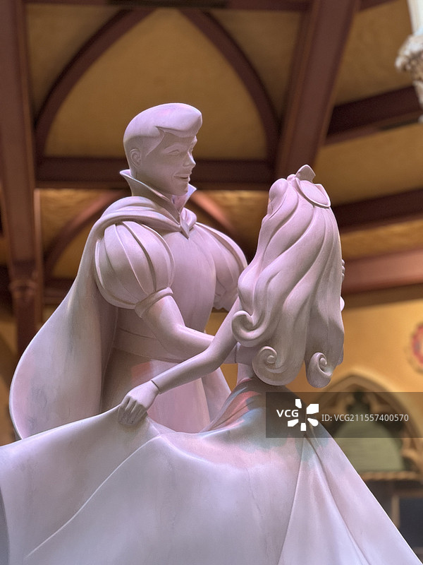 香港迪士尼公主与王子雕塑图片素材