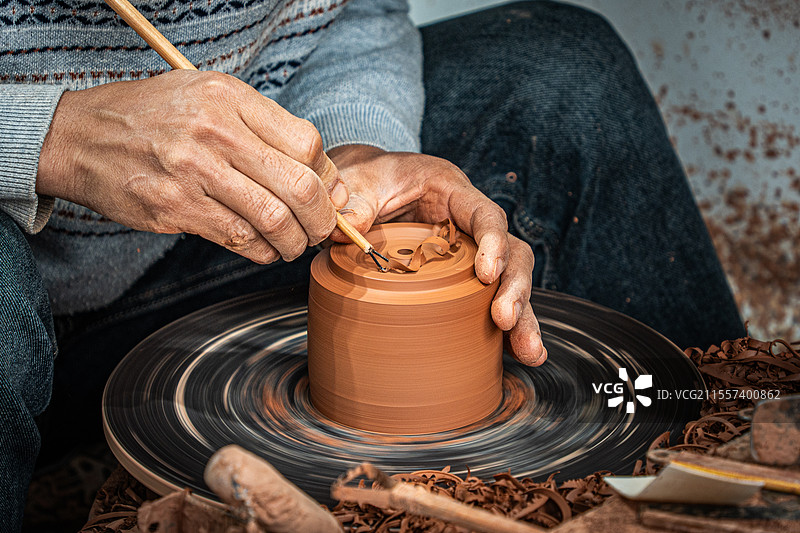 云南建水紫陶制陶匠人手工拉坯图片素材