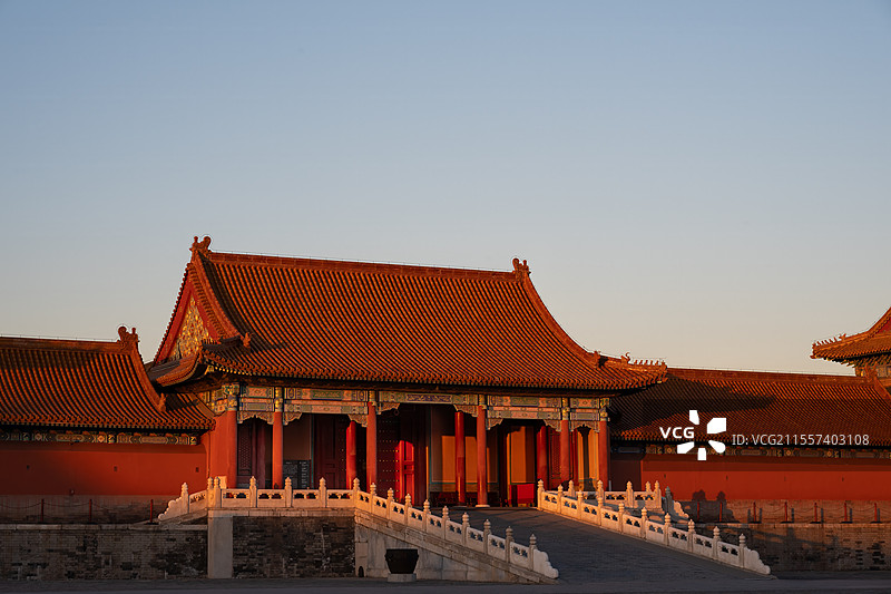 冬季黄昏夕阳照耀在故宫昭德门图片素材