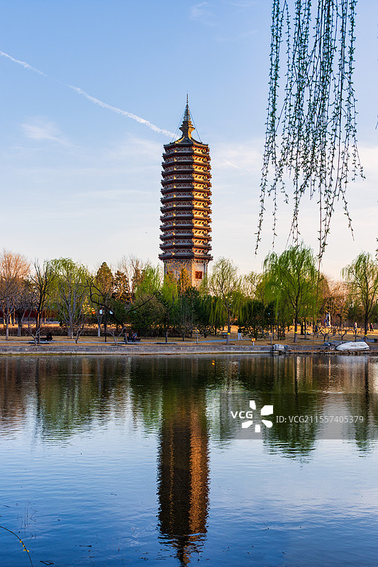 湖光塔影春色：北京通州燃灯塔图片素材