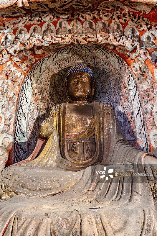 竖拍山西大同云冈石窟-第六窟释迦佛洞南面结跏跌坐的释迦摩尼佛图片素材