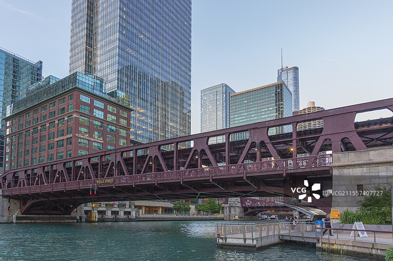 芝加哥河沿岸景观，高楼林立，横跨两岸的铁桥，滨水步道和看台图片素材