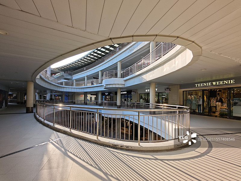 上海青浦百联奥特莱斯广场：时尚购物天堂图片素材