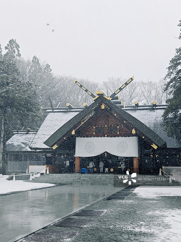 大雪中的札幌北海道神宫古建筑图片素材