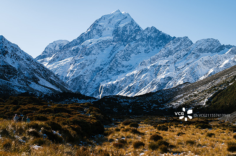 雪山下的风景图片素材