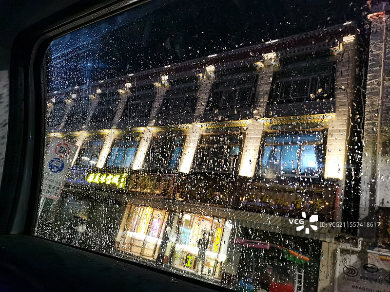拉萨街道雨中夜景图片素材