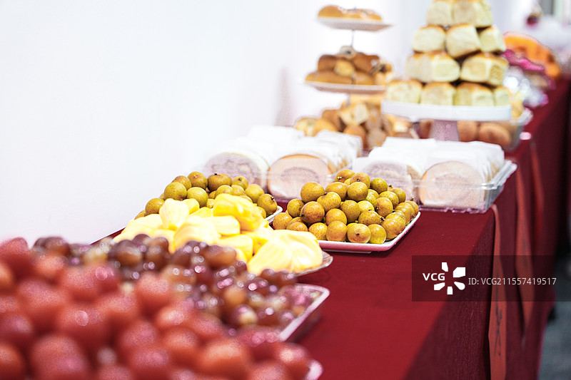 宴会厅里摆在红桌布上的水果面包糕点图片素材