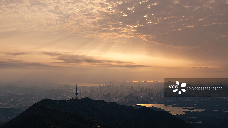 深圳梧桐山 | 大梧桐山顶日落前丁达尔光洒向CBD城市群图片素材