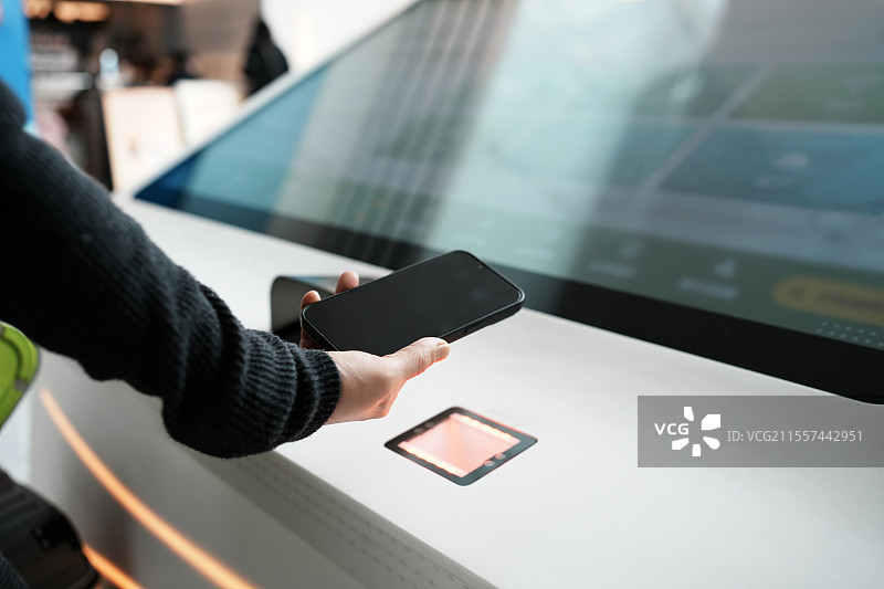 智能手机和触摸屏技术之间的无缝数字交互图片素材