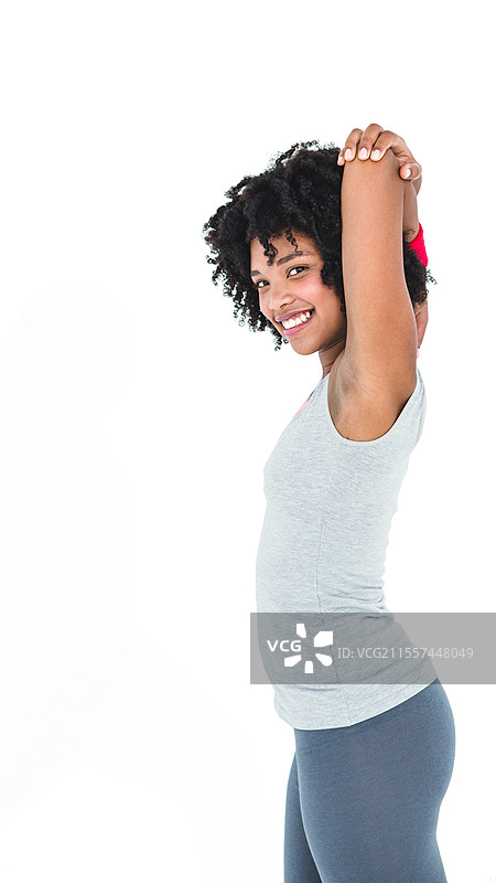 微笑的女性伸展双臂，拥抱健身与健康，穿着运动服，留白空间图片素材