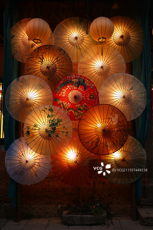 夜间照明伞的低角度视图图片素材