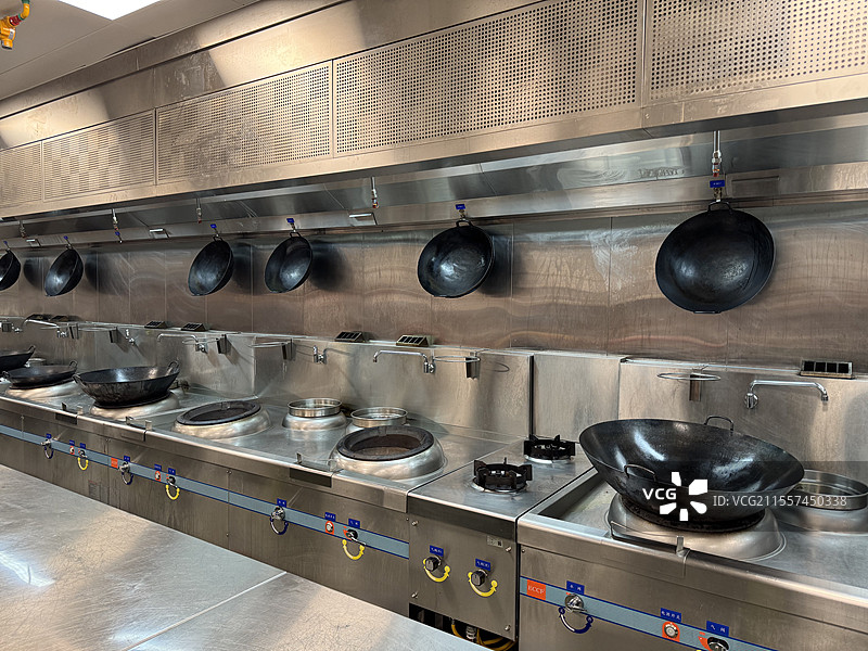 豪华酒店的后厨厨房，干净整洁的一排灶台炉台图片素材