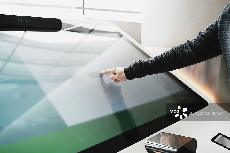 现代机场环境中数字信息亭的用户参与图片素材